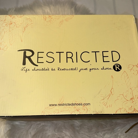 ModCloth Vintage Inspired Celica Oxford Pump 7.5 Tan leather - Picture 8 of 8